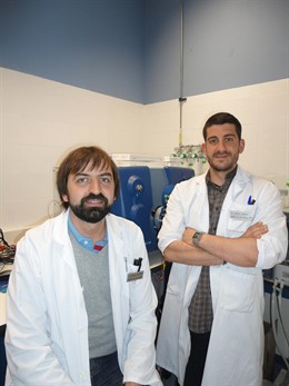 Los investigadores del CIB Enrique Santamaría y Joaquín Fernández-Irigoyen.
