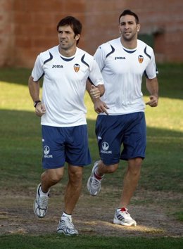 Los Jugadores Del Valencia David Albelda Y Adil Rami