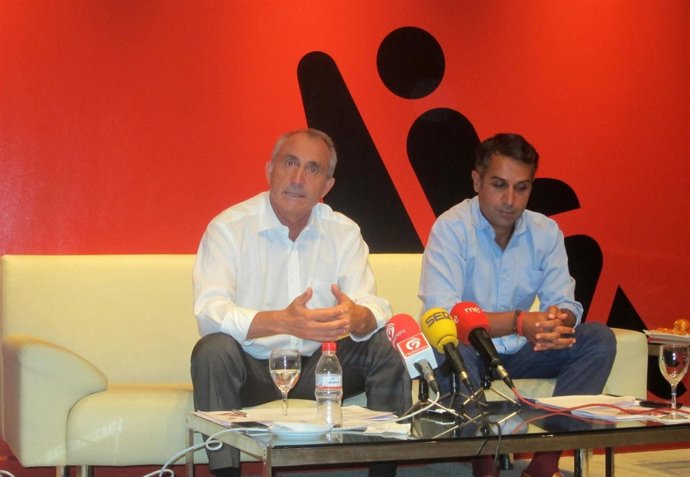 El Presidente De Feria Hábitat (Izquierda) , José Blasco, En La Rueda De Prensa