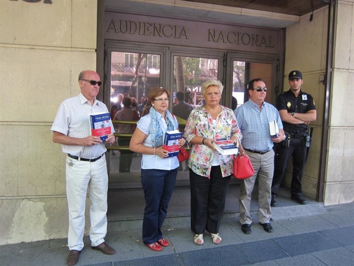 La Presidenta De La AVT Entrega A Los Jueces Que Confirmaron La Excarcelación De