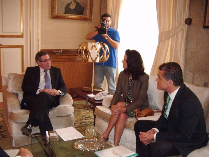 El alcalde de Santiago, Ángel Currás, con la presidenta de Paradores de España