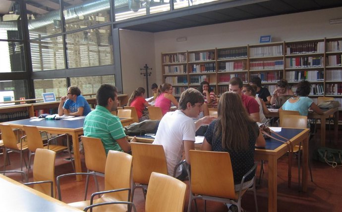 Alumnos De Selectividad En La Universidad