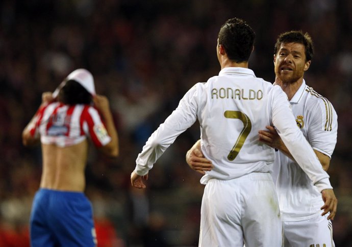 Cristiano Ronaldo Se Abraza Con Xabi Alonso