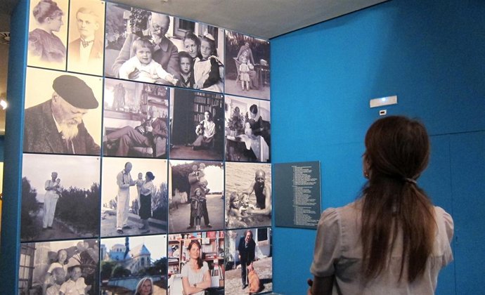 Soledad Bravi En La Exposición Sobre Su Familia Los Lambert Entre París I Xàbia