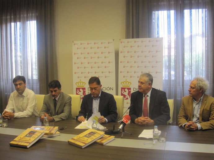 Miembros de la Diputación de León durante la presentación del libro 'Alfonso VI 