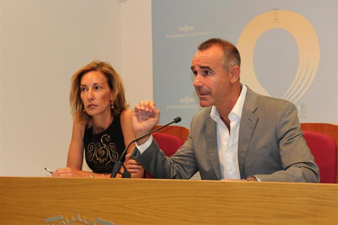 Los concejales del PSOE Susana López y Antonio Muñoz.