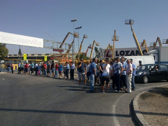 Los trabajadores cortan la rotonda de acceso a Mercasevilla.