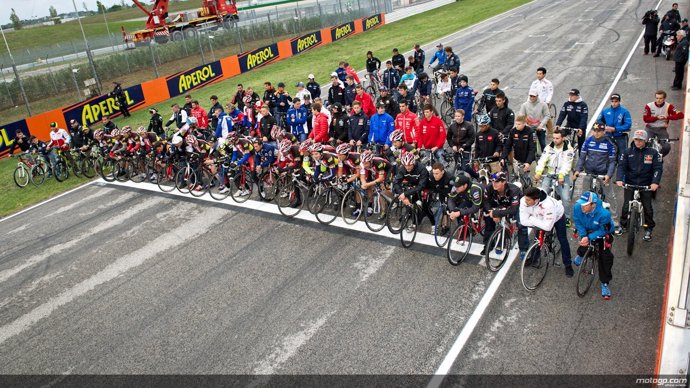 Los pilotos pedalean en la pista 'Marco Simoncelli' para homenajear al italiano 