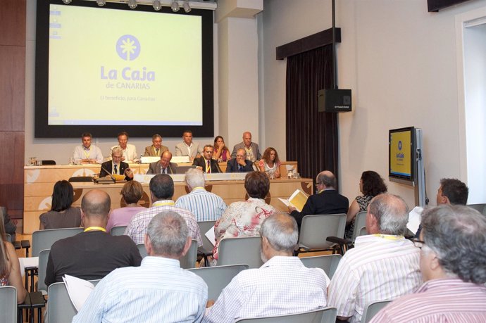 Momento De La Asamblea De La Caja De Canarias