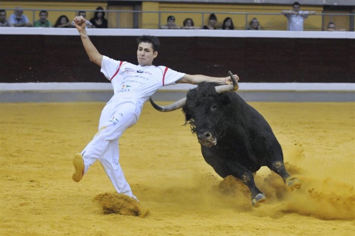 Oscar Morales, recortador