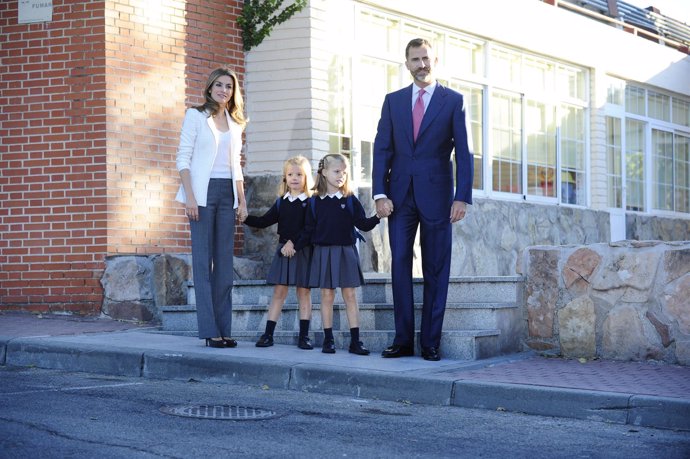 Principes de Asturias acompañna a sus hijas al colegio