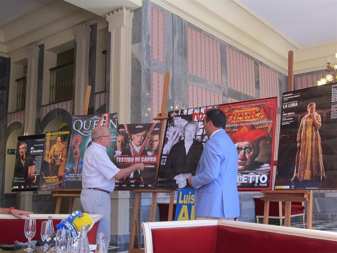 Concejal Gómez y director del Romea, Píriz-Carbonell observan carteles