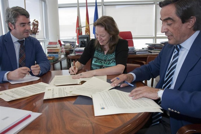 La consejera de Presidencia y el alcalde de Torrelavega firman el convenio