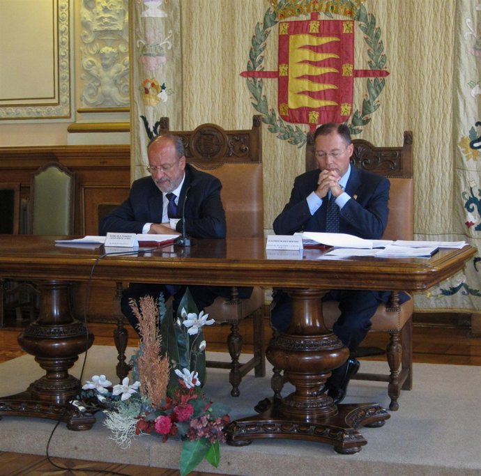 Javier León de la Riva (izq) junto al concejal de Hacienda, Alfredo Blanco