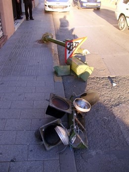 Semáforo derribado accidente