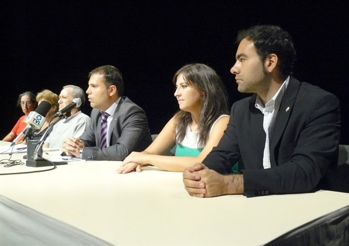 Los ediles de ULEG, junto a integrantes de Federación de Asociaciones de Vecinos