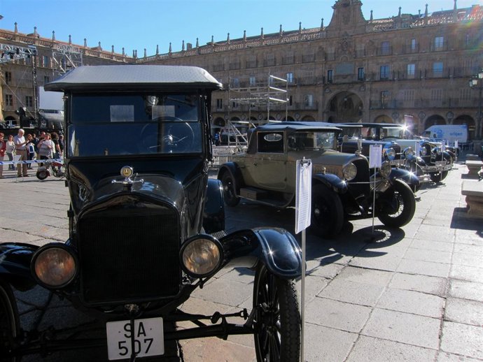 Vehículos del Museo de Automoción de Salamanca en la Plaza Mayor de Salamanca