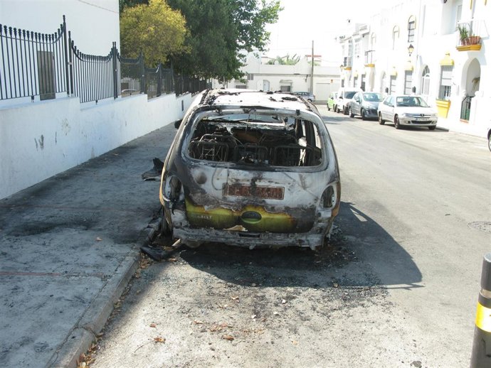 Uno De Los Coches Quemados En Chiclana Por Varios Jóvenes