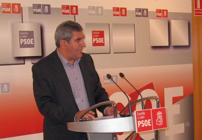 Rueda de prensa del secretario general del PSCL-PSOE, Julio Villarrubia