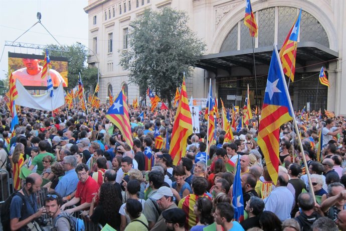 Gran manifestación independentista en el centro de Barcelona en la Diada. 11 de 