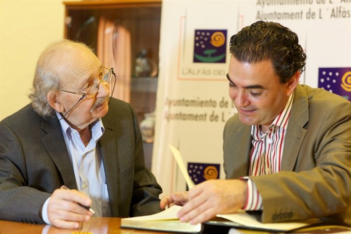 Agustín Ibarrola en Alfaz del Pi, junto al alcalde, Vicente Arques