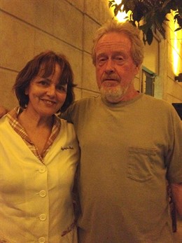 Ridley Scott junto a la restauradora María José San Román en Alicante