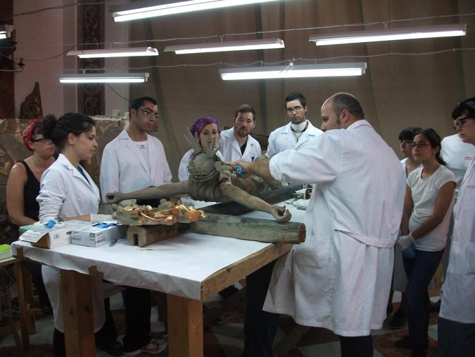 Labores de restauración del retablo de la iglesia de Castro del Río