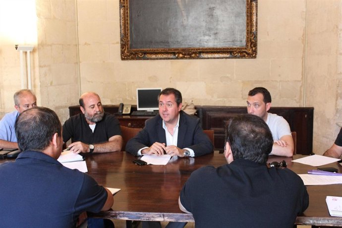 Espadas con los sindicatos. 