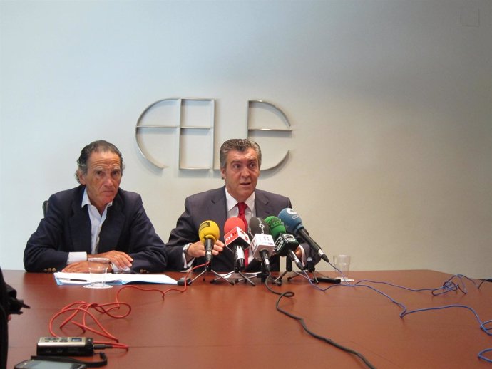 A la derecha, el presidente de la Fele, Javier Cepedano.