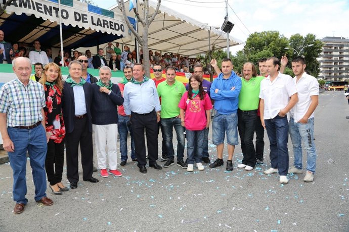Foto de familia de los carrocistas con el alcalde y el consejero de Turismo
