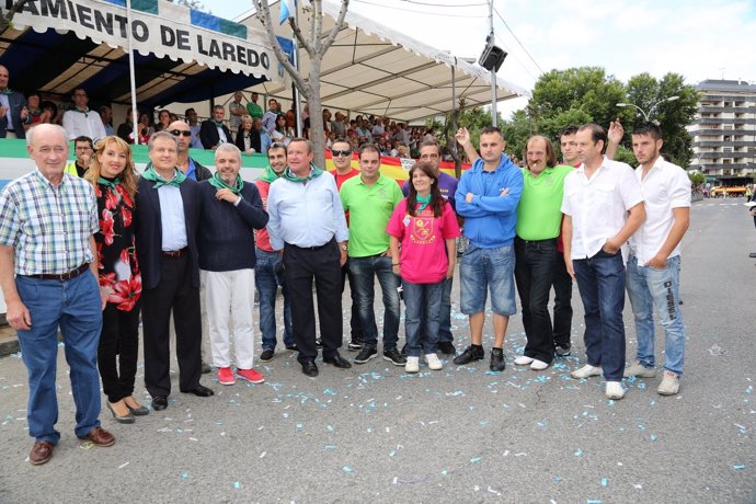 Foto de familia de los carrocistas con el alcalde y el consejero de Turismo