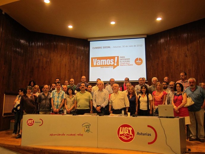 Integrantes de la 'Cumbre social' asturiana.