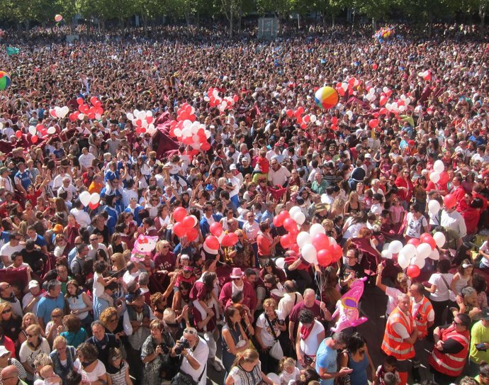 La plaza del Ayuntamiento tras el disparo del cohete anunciador de fiestas