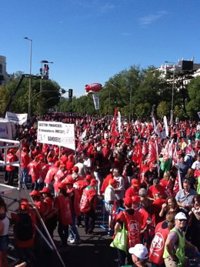 Miles de personas apoyan en Madrid la petición de un referéndum sobre los recortes