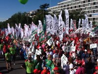 Miles de personas apoyan en Madrid la petición de un referéndum sobre los recortes
