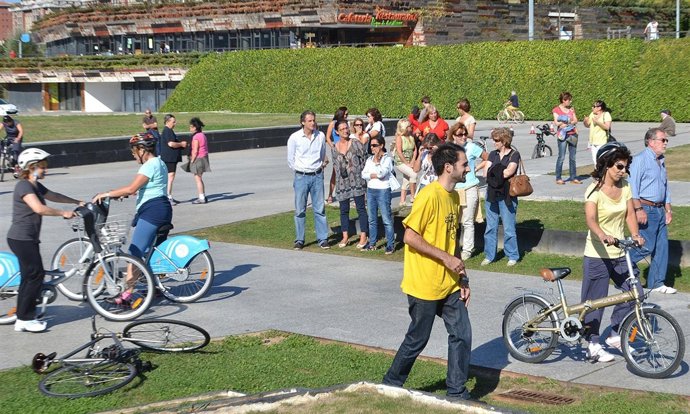 El alcalde asiste al inicio de la Biciescuela y el taller Bricobici  