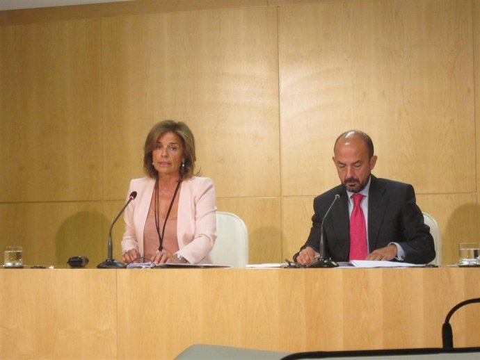 Botella En La Rueda Posterior A La Junta De Gobierno Del Ayuntamiento