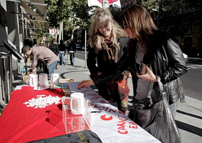 La diseñadora María Lafuente recoge fondos para Cruz Roja