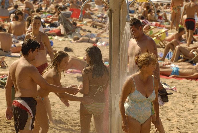 Bañistas en una playa asturiana
