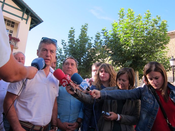 Urkullu, en la fiesta de la vendimia en Lapuebla de Labarca