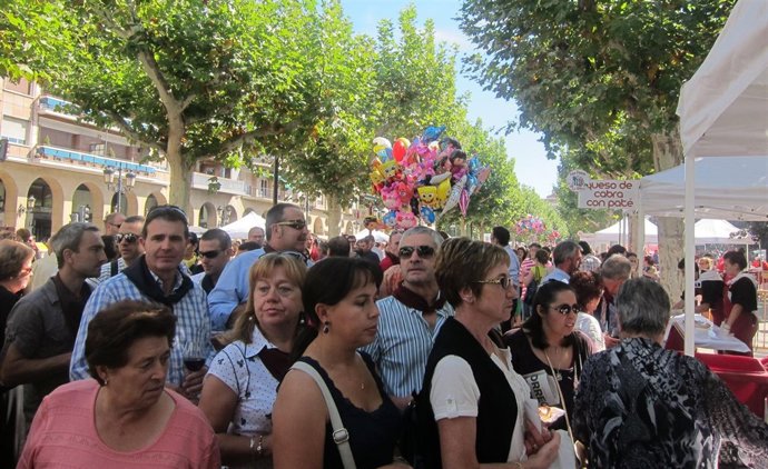 Aspecto del paseo del Espolón, en la iniciativa 'De pinchos y De Vinos'