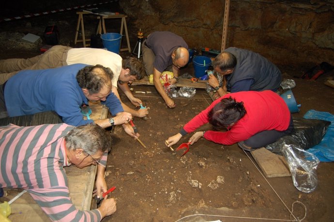 Trabajos Arqueológicos En La Cueva De Coimbre 