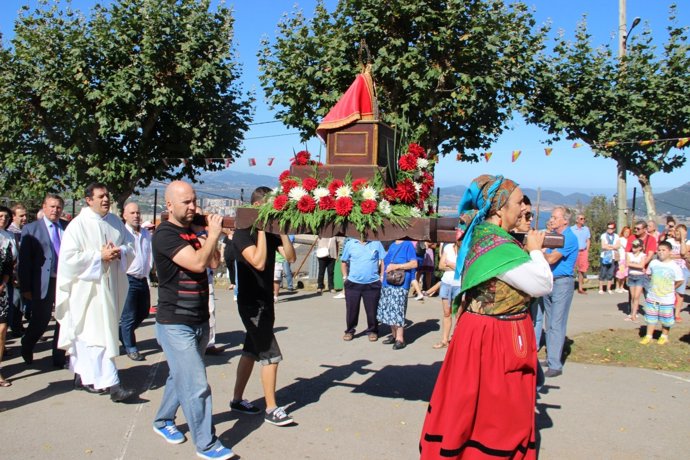 Procesión de 'La Apareciduca' en el Barrio Las Cárcobas de Laredo