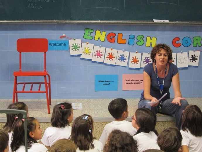 Entreculturas coloca sillas rojas para mostra que hay niños que no van a clase 