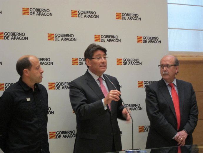 El consejero de Industria e Innovación, Arturo Aliaga, en el centro.