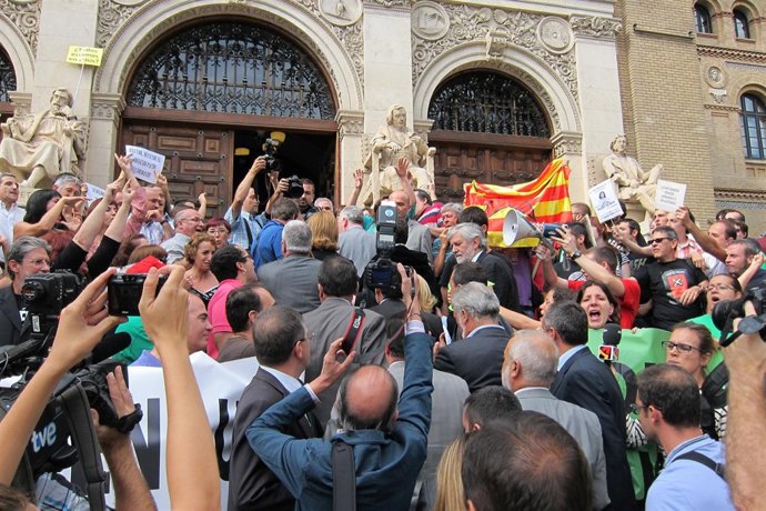 La presidenta de Aragón recibida con gritos en el acto de la UZ en el Paraninfo