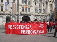 Cerca de un centenar de trabajadores de Feve, Renfe y Adif se concentran para protestar contra "la privatización"