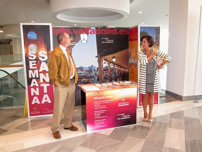 León De La Riva Y Cantalapiedra Visitan El Punto De Información En Ikea