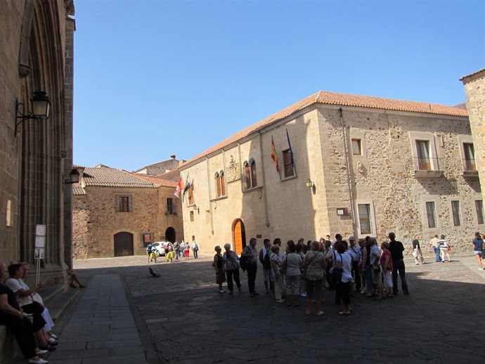 Un Grupo De Turistas En La Parte Antigua De Cáceres
