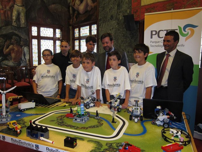 Alonso (Centro) Con Un Grupo De Niños En Una Demostración